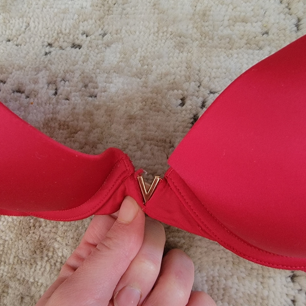Victoria Secret Bra! - Picture 2 of 2